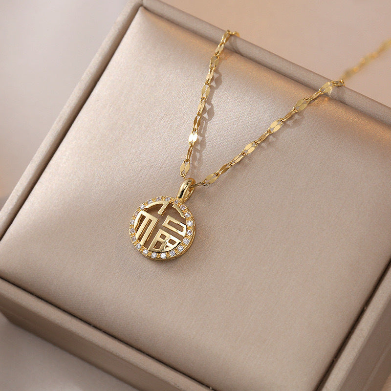Collana con ciondolo minimalista carattere cinese Fu in acciaio al titanio placcato oro e catena ondulata per donna