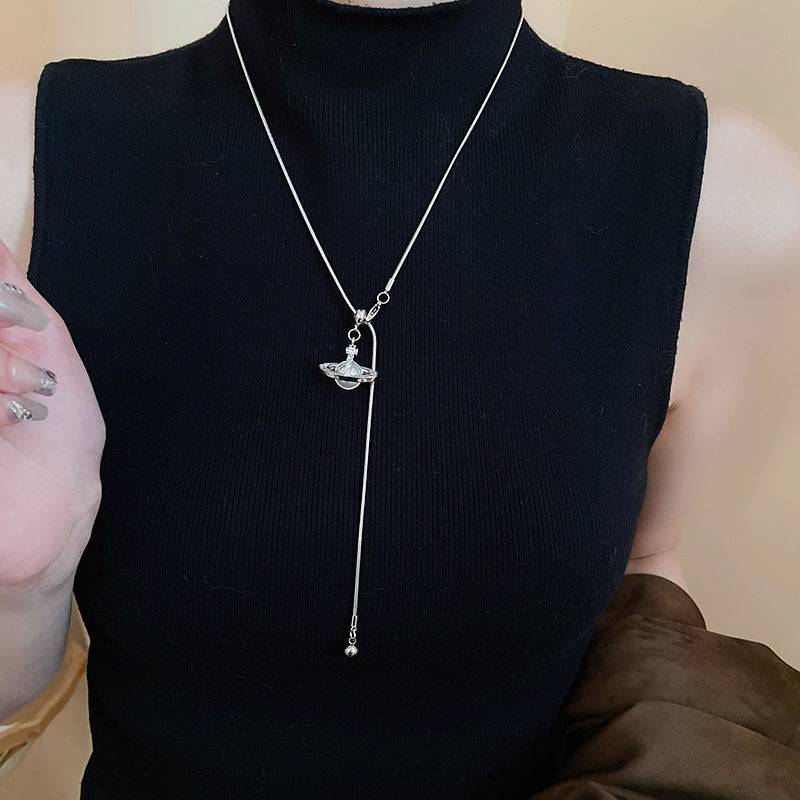 Collana con Pendente Geometrico Minimalista da Donna in Lega con Finitura Elettroplaccata — Catena Leggera per Maglione, Accessorio di Lusso Versatile