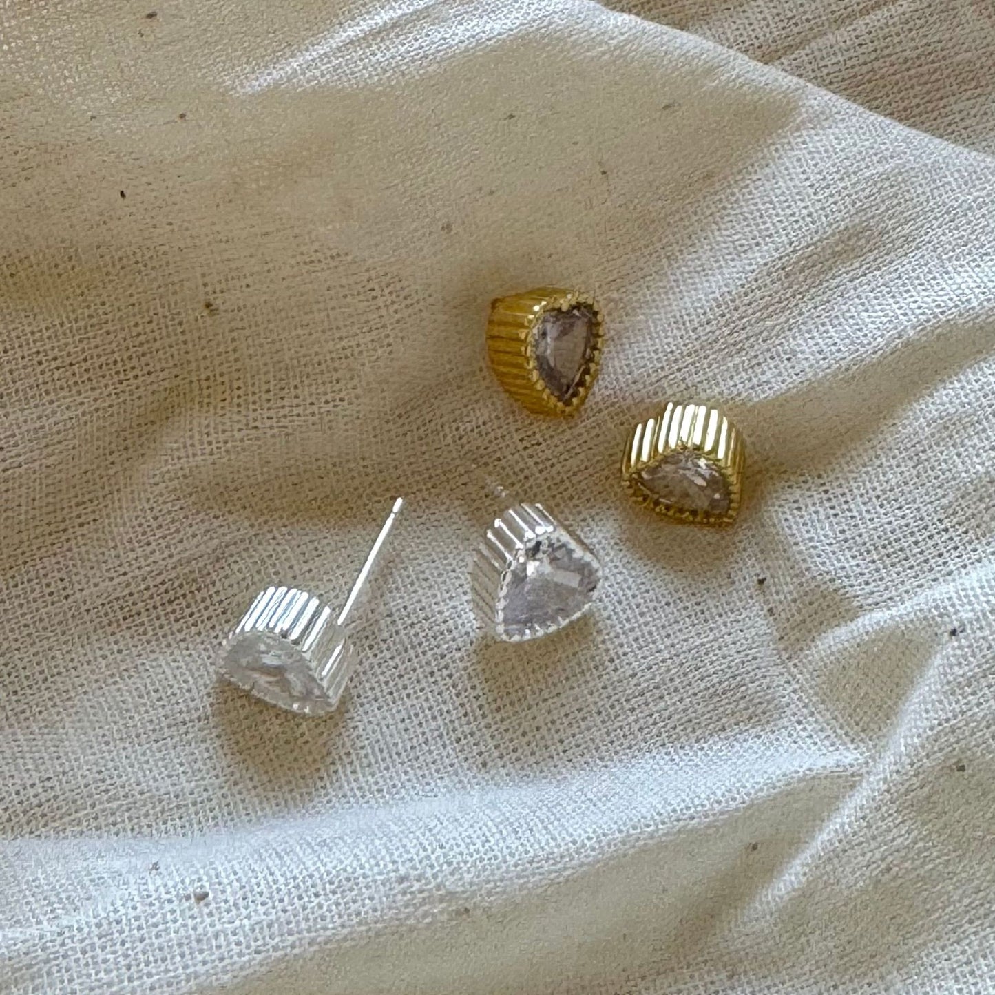 Pendientes de Plata de Ley 925 Minimalistas con Forma de Corazón, Incrustaciones de Circones y Acabado Bañado