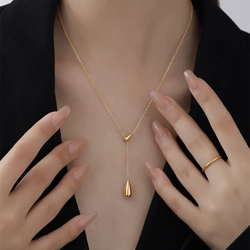 Collana minimalista con goccia d'acqua tonalità fredda da donna in acciaio al titanio placcato, delicata catena a clavicola con design irregolare