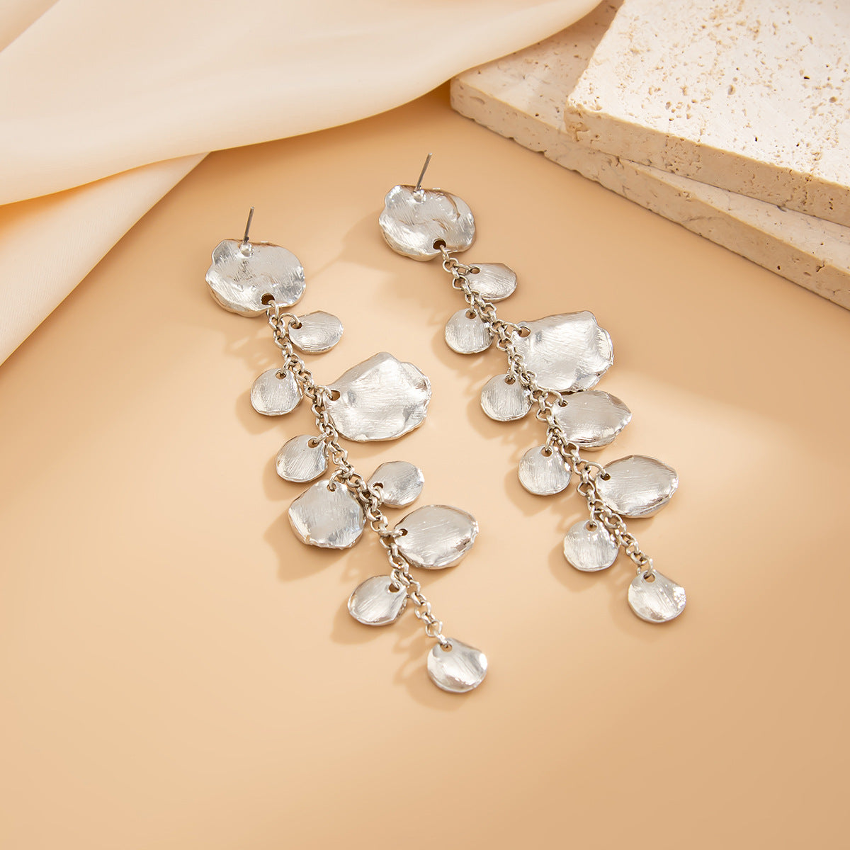 Pendientes colgantes minimalistas de disco redondo geométrico para mujer con aleación chapada de textura martillada y postes de acero inoxidable