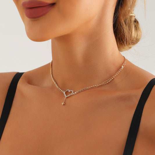 Fashionable Short Layered Heart-Shaped Pendant Necklace for Women with Electroplated Metal Chain and Sparkling Rhinestone Accents
