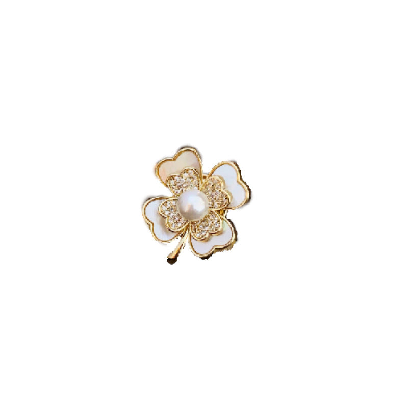 Vintage Style Animal Brooch in Alloy with Gold Plating for Women, Heart and Bowknot Shape, Lightweight Luxury Fashion Accessory