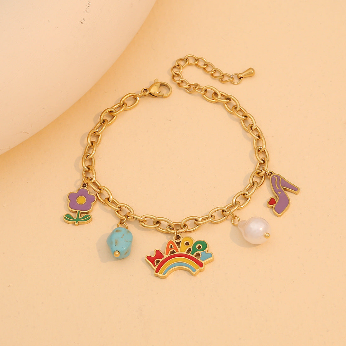 Collana con ciondolo in resina a forma di arcobaleno a cartone animato con accenti floreali turchesi e catena a serpente in acciaio inossidabile da donna