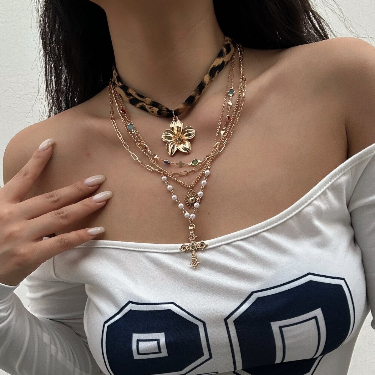 Elegante Collar con Colgante de Cruz de Aleación Chapado en Oro con Borla de Perlas de Imitación para Mujer