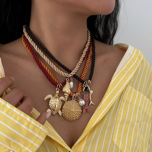 Collana con ciondolo a forma di tartaruga marina geometrica casual in lega placcata per donna