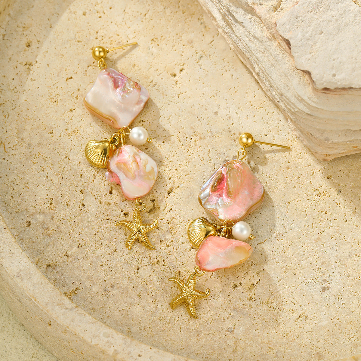 Orecchini a forma di stella marina in acciaio inossidabile con intarsio di conchiglia rosa per donne