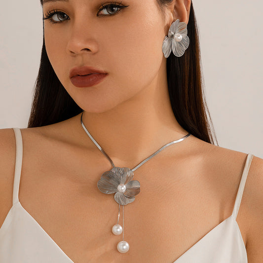 Collar con colgante floral y hoja de ginkgo, dulce y atrevido, con detalles de perlas de imitación, cadena de serpiente en capas, aleación galvanizada y borla