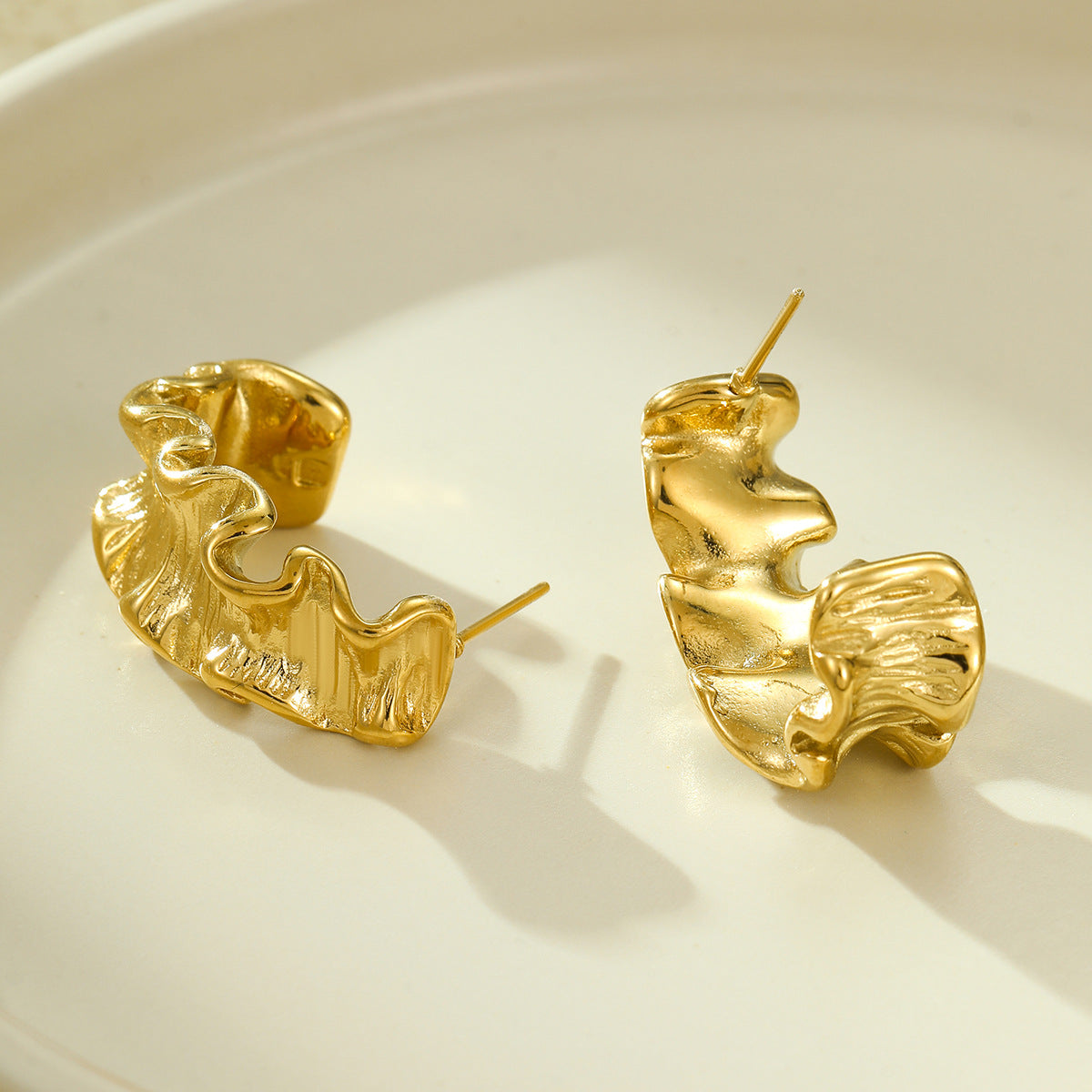 Orecchini a clip irregolari a forma di C in acciaio inossidabile testurizzato in stile vintage con placcatura in oro 18 carati da donna