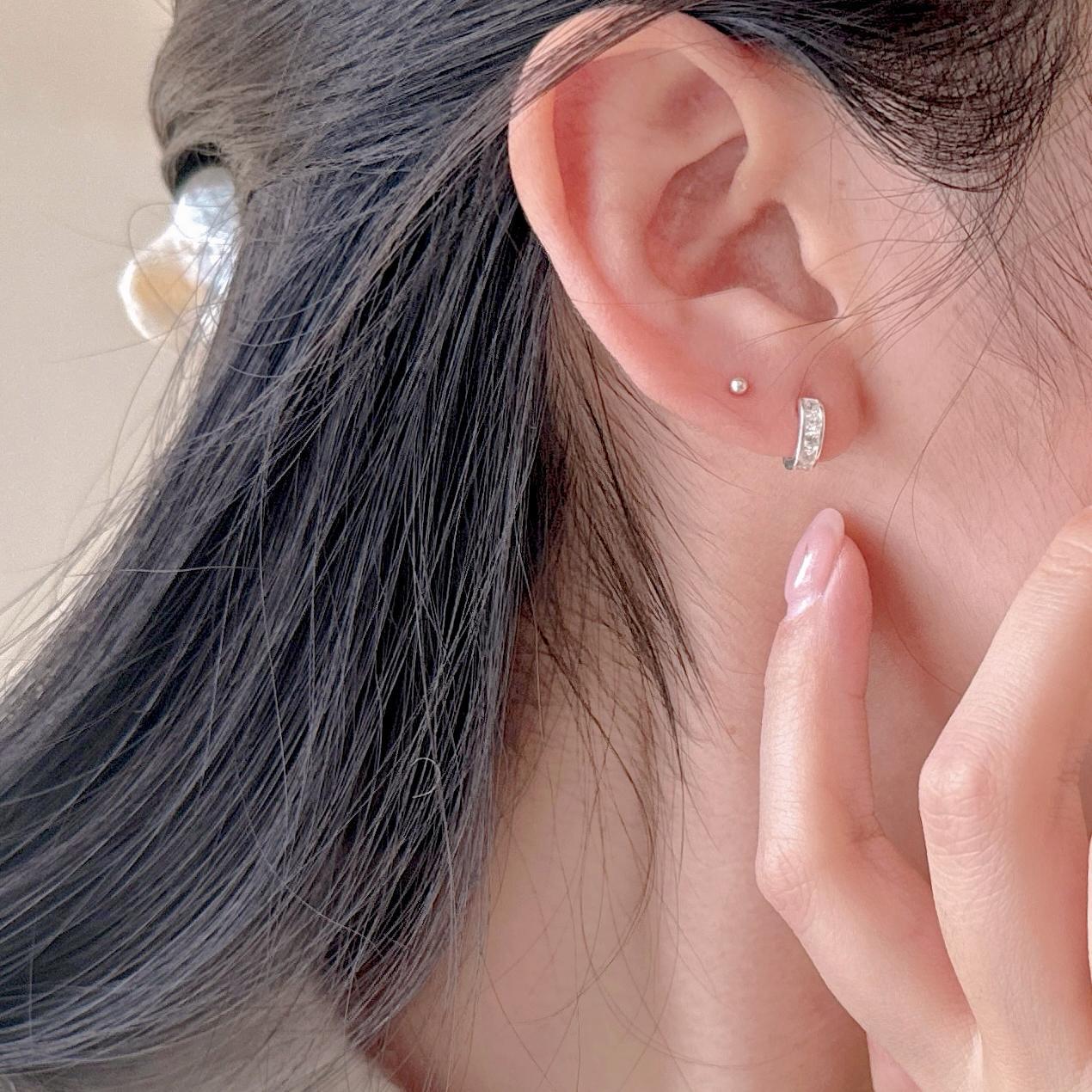 Pendientes de Plata de Ley 925 con Diseño de Letras Minimalistas, Incrustación de Circonita y Recubrimiento de Resina Transparente