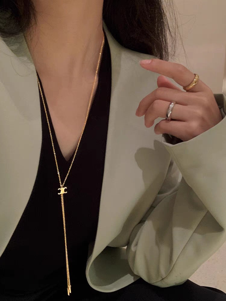 Collar Colgante Geométrico Minimalista de Acero Titanio para Mujer con Acabado Chapado en Oro y Longitud Ajustable