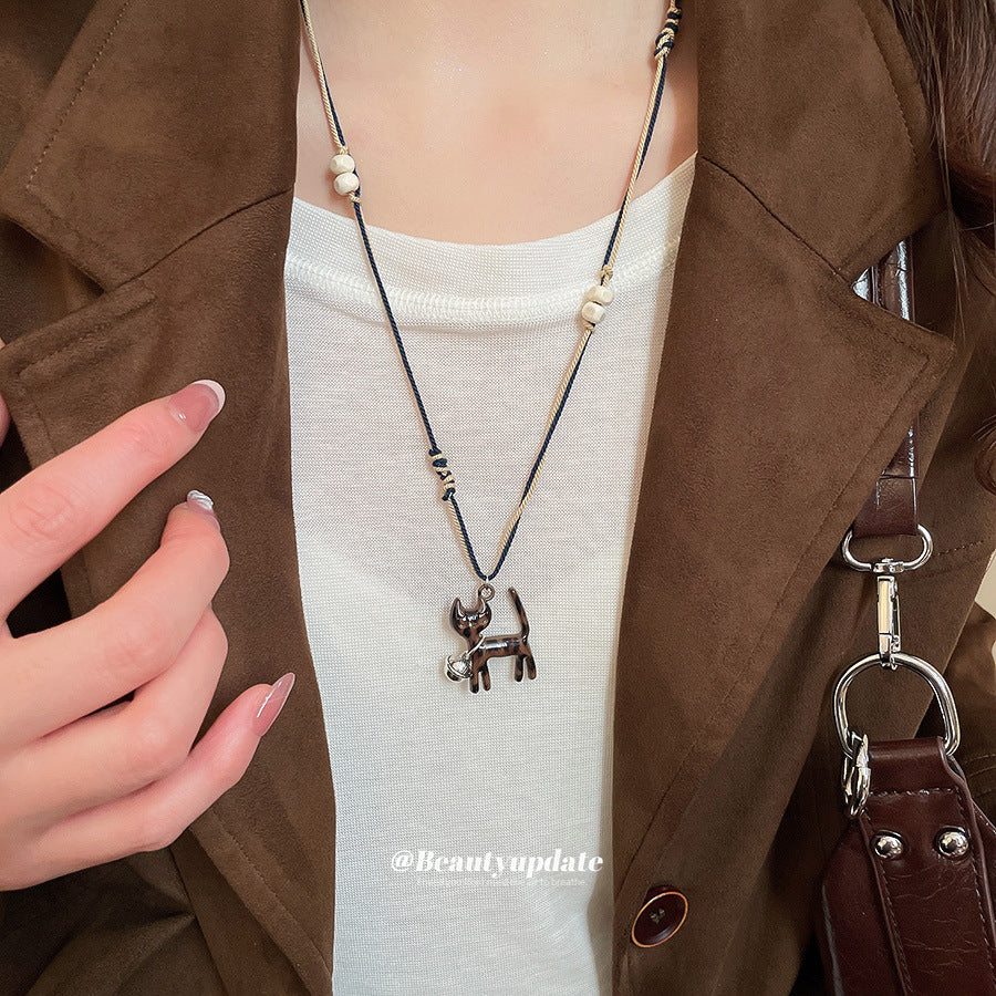Collana con Ciondolo in Resina a Forma di Gatto Leggero Lusso con Dettaglio Intrecciato a Mano per Donna, Catena Casual Minimalista per Maglione