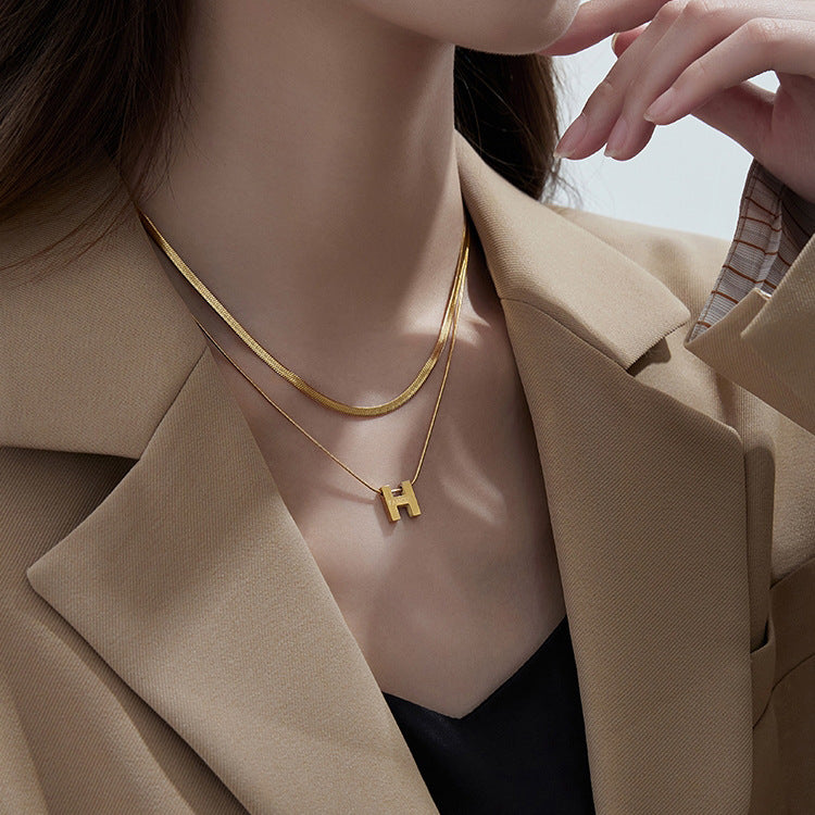 Collar minimalista de acero de titanio con colgante de letra H y acabado chapado en cadena de serpiente para mujer y hombre