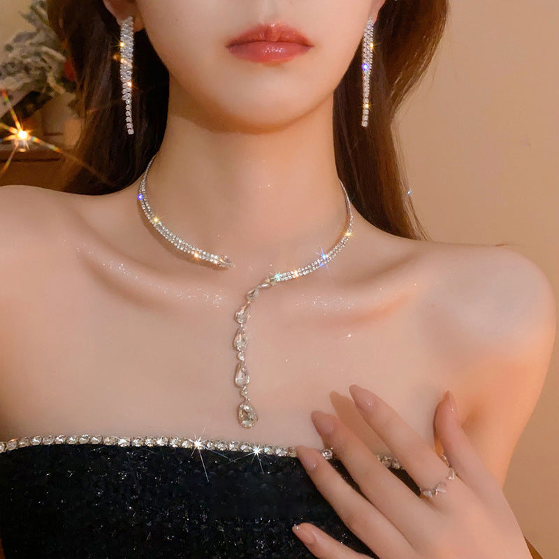 Elegante collar con colgante de lazo de diamantes de imitación y detalles de nácar perlado para mujer — Delicada cadena para clavícula en estilo de lujo minimalista y a la moda