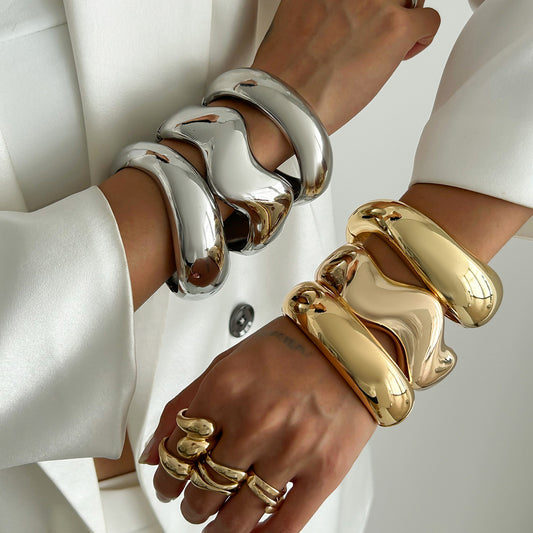 Pulsera de metal atrevida con diseño geométrico y superficie pulida con acabado chapado para mujer