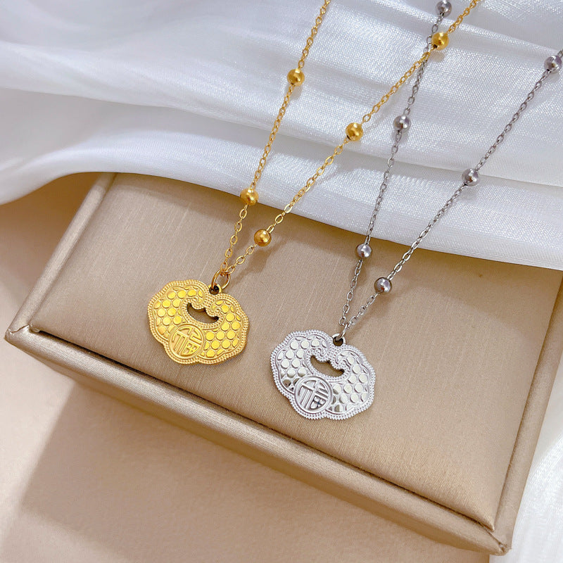 Collana con ciondolo minimalista in acciaio al titanio a forma di nuvola e carattere Fu, placcata oro, con delicata catena a clavicola, da donna