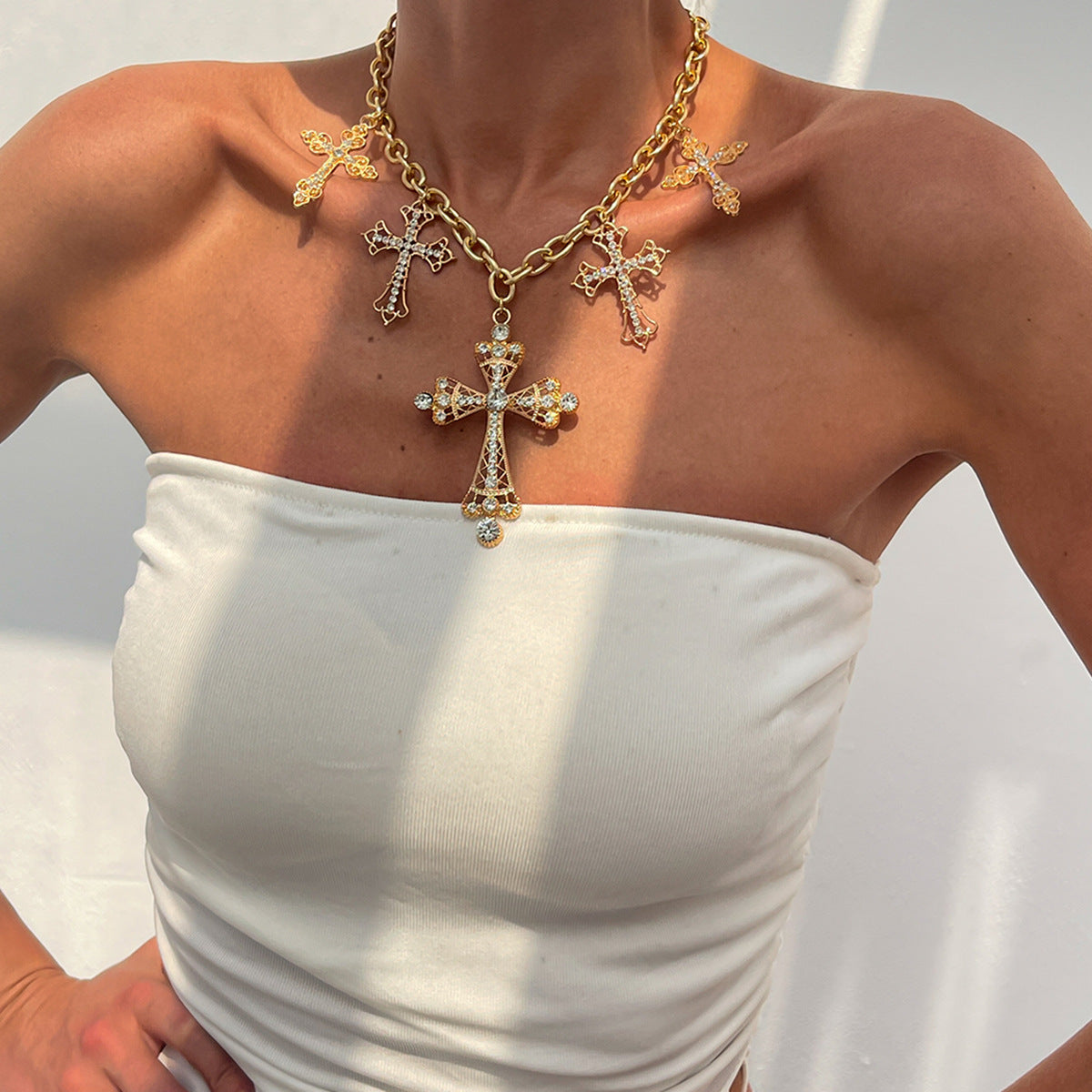 Collana con ciondolo a croce geometrica audace da donna, catena in lega con intarsio in strass e finitura placcata