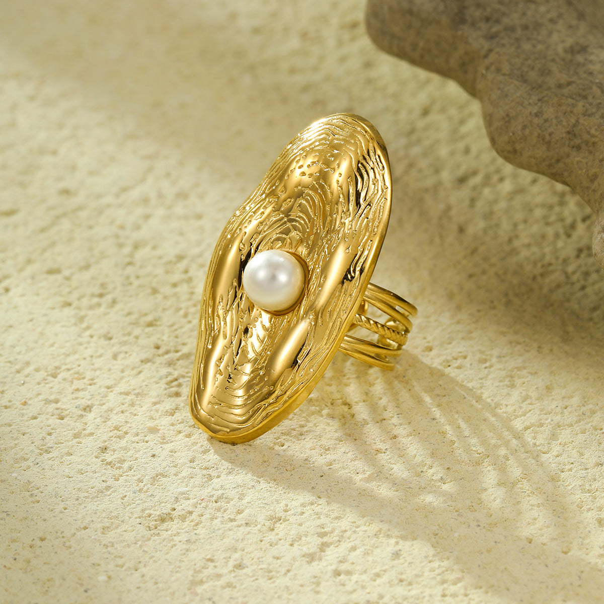 Anello da donna in acciaio inossidabile e titanio con perla ovale testurizzata, placcatura sottovuoto in oro 18 carati