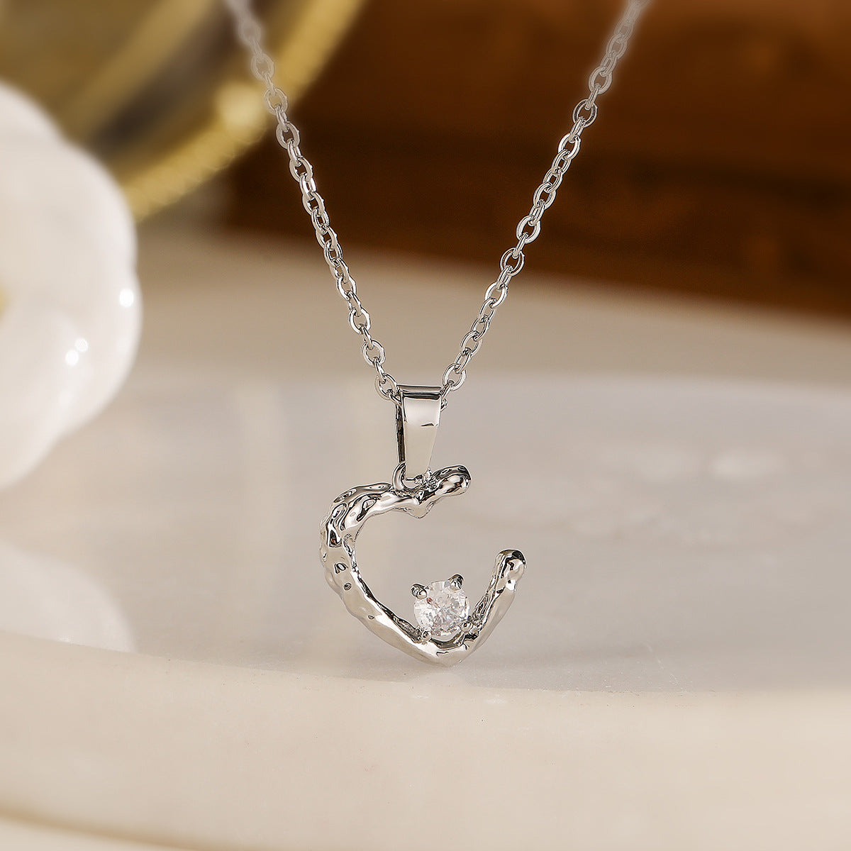 Collana con pendente geometrico minimalista da donna con base in rame placcata in oro vero e intarsio di zirconi