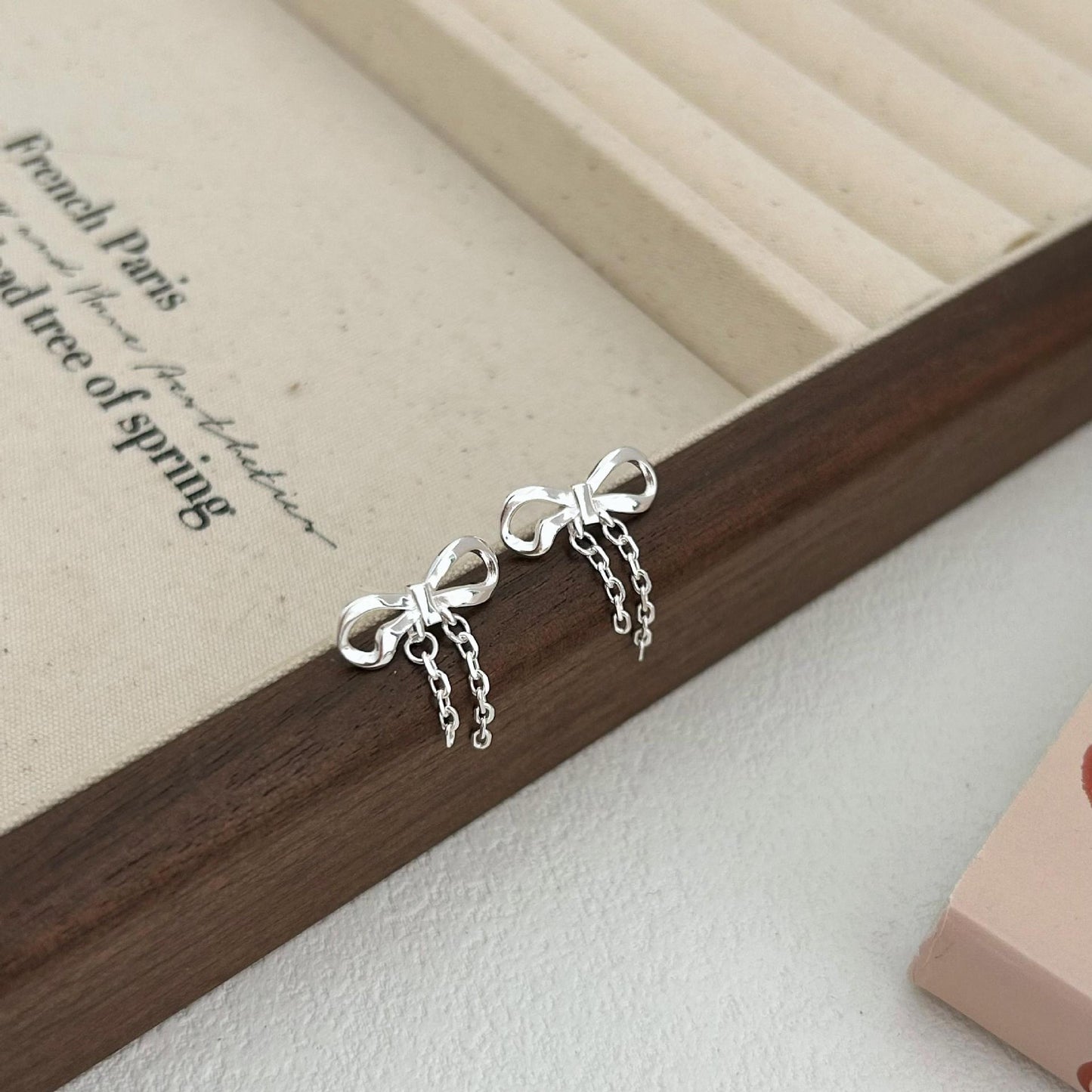 Pendientes Minimalistas de Lazo Chapados en Plata de Ley 925