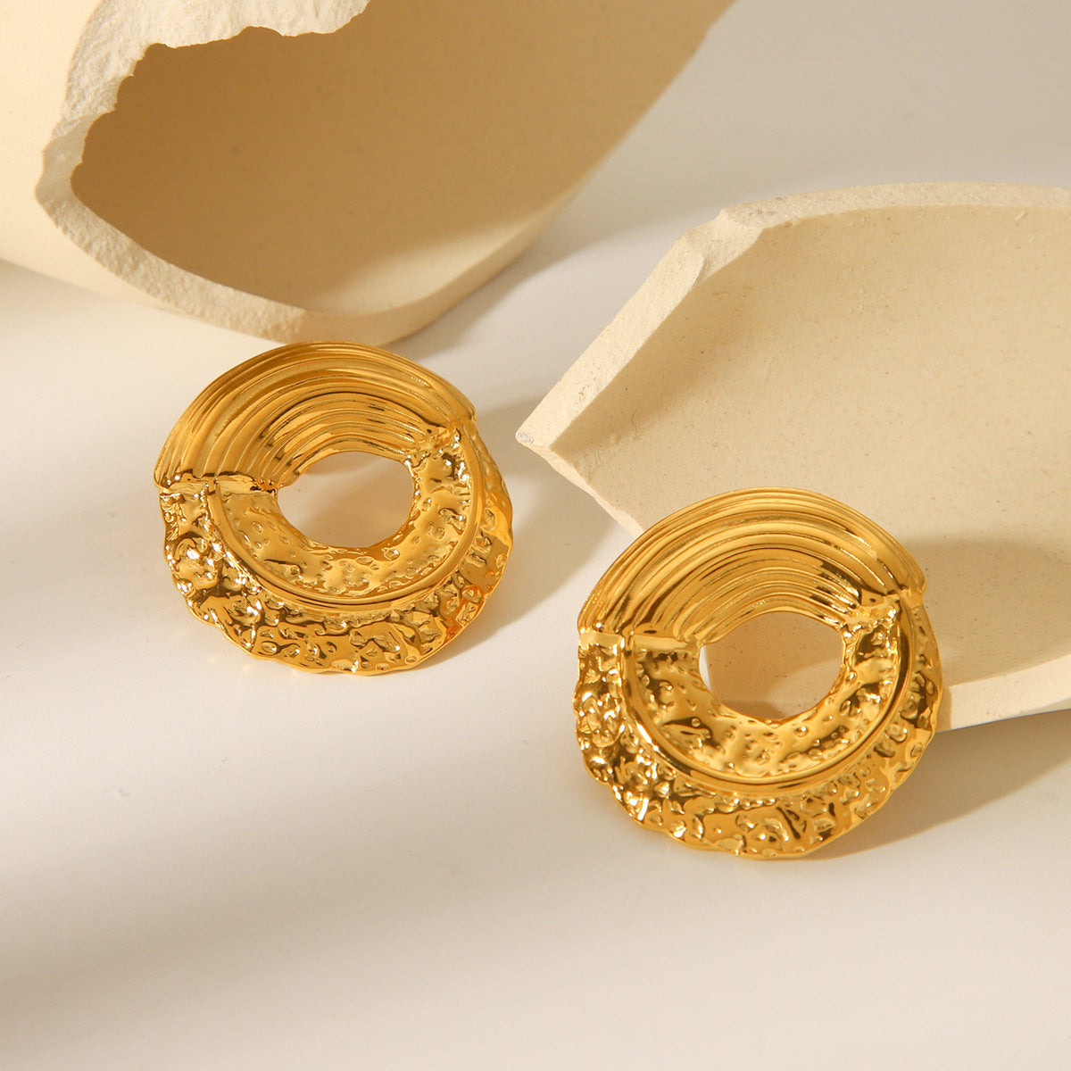 Pendientes de aro huecos geométricos martillados de acero inoxidable bañados en oro de 18 quilates estilo Ins a la moda para mujer