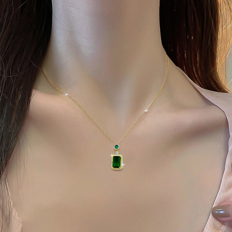 Collar de lujo geométrico de acero titanio con microincrustaciones de diamantes de imitación para mujer con cadena de eslabones retorcidos y delicado acento en la clavícula