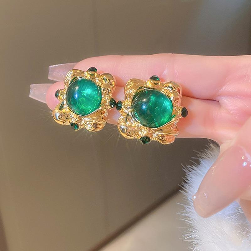 Vintage Heart-Shaped Alloy Stud Earrings with Gold Plating for Women, French Retro Style Fashion Jewelry