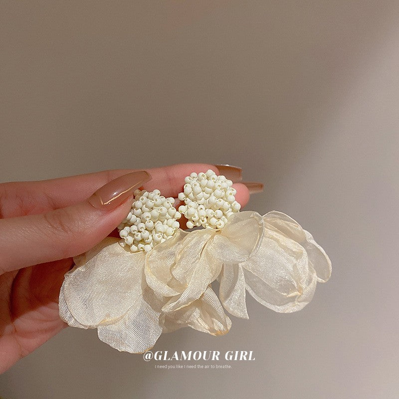 Orecchini a perno con perle e fiori delicati da donna, con perni in argento sterling 925 — Gioielli per l'orecchio freschi e dolci per primavera estate