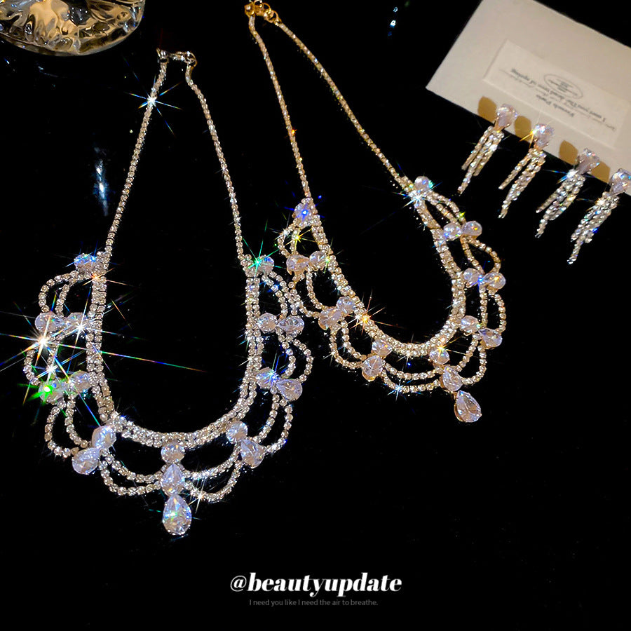 Elegante set di orecchini a perno con bordo floreale e collana girocollo in rame con intarsio di zirconi per donna
