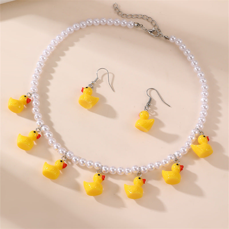 Collar con colgante de pato amarillo minimalista para niñas con dije de resina y cuentas de perlas en cadena de bolitas