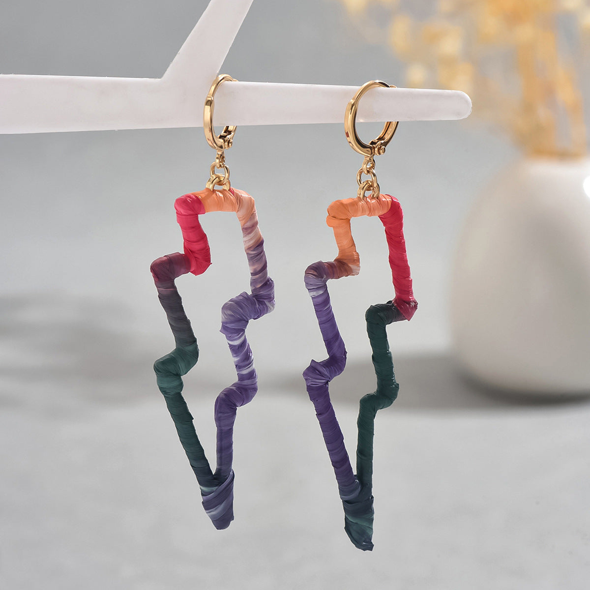 Pendientes de botón geométricos en forma de rayo, dulces y atrevidos, para mujer, de aleación de zinc con postes de acero inoxidable, hechos a mano con detalles lineales