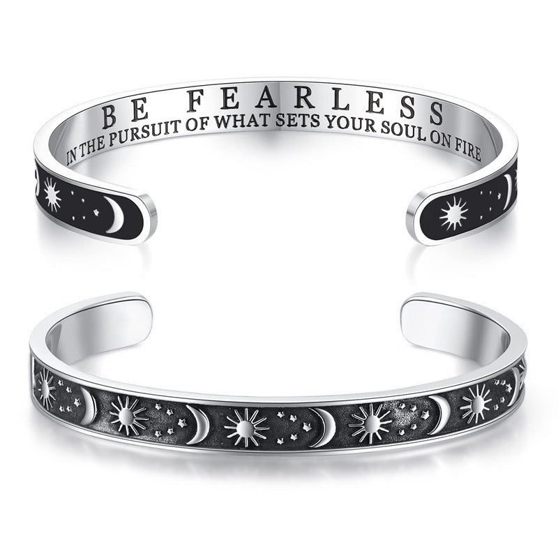 Pulsera Minimalista de Acero Inoxidable Grabada con Láser, con Diseño C, Motivo de Sol, Luna y Estrellas y Texto Inspirador en Inglés