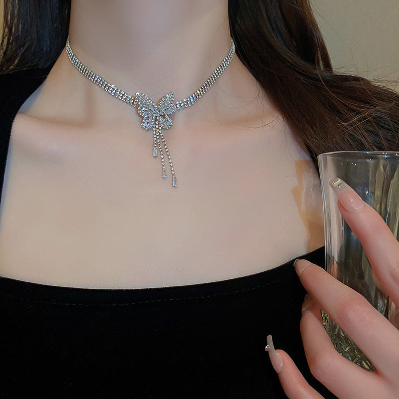 Elegante collar con colgante de lazo de diamantes de imitación y detalles de nácar perlado para mujer — Delicada cadena para clavícula en estilo de lujo minimalista y a la moda