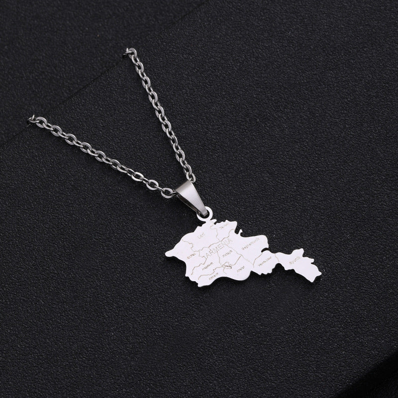 Collana con Pendente Etnico Geometrico in Acciaio al Titanio per Donna con Catena a O in Acciaio Inossidabile e Finitura Smaltata