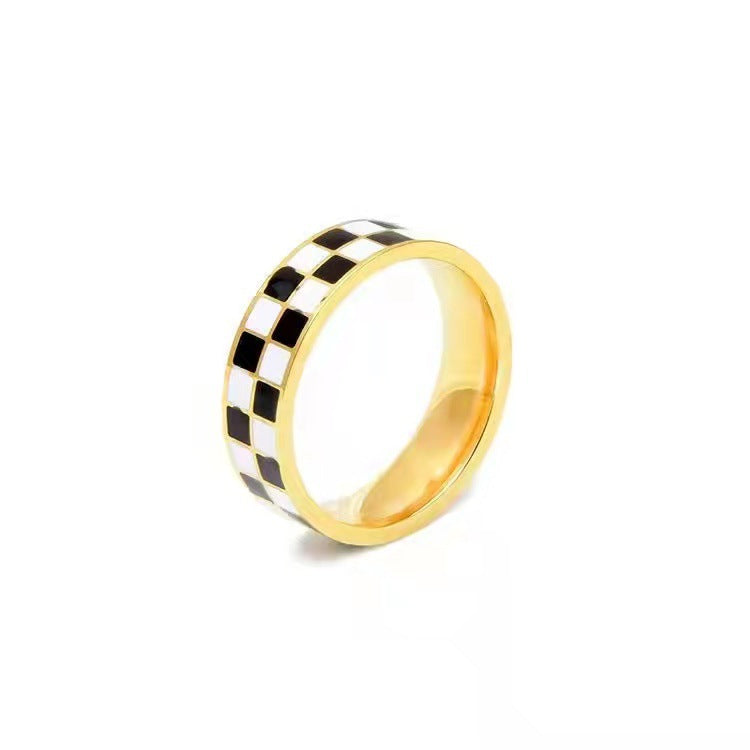 Anello in Acciaio al Titanio con Fantasia Geometrica a Scacchi Bianca e Nera Minimalista da Donna, Gioielli di Moda Ispirati al Vintage