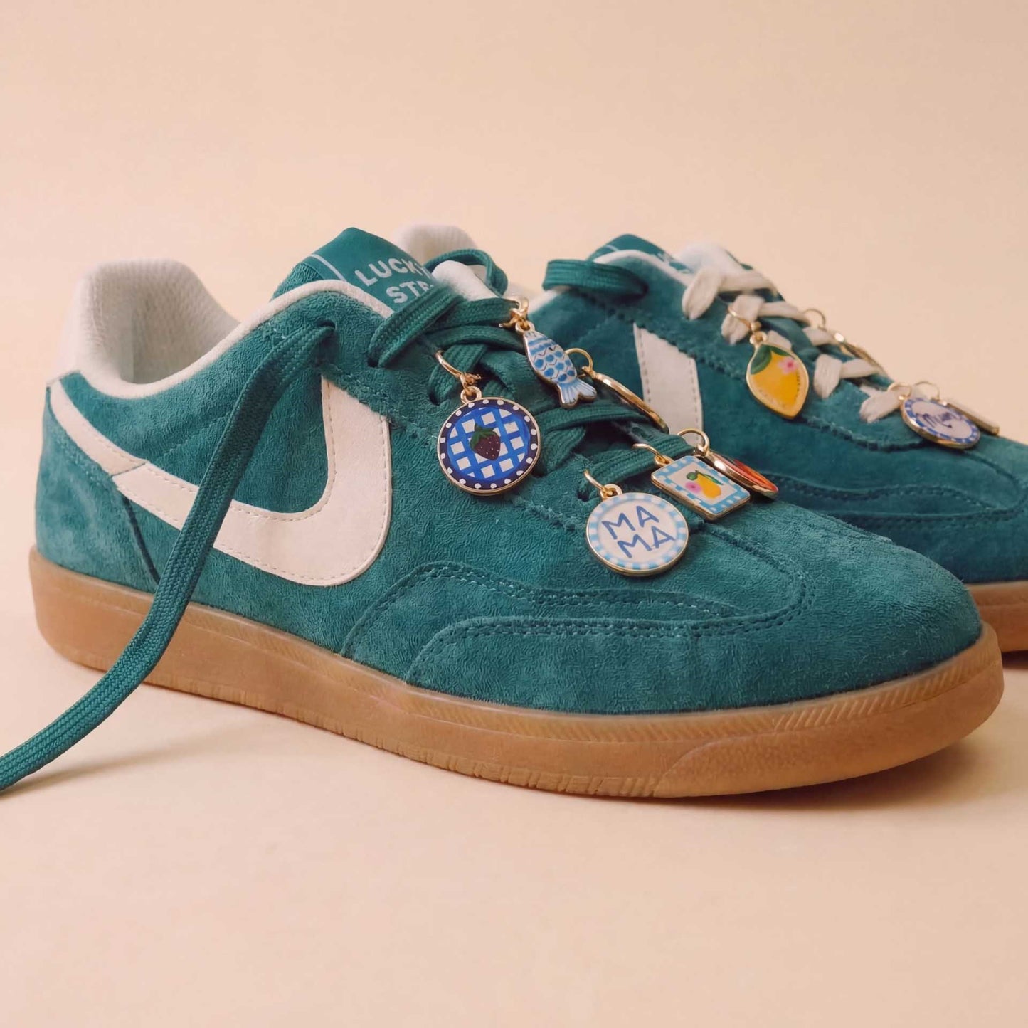 Ciondolo per Scarpe MAMA con Lettera Floreale in Ottone Placcato Smalto Dolce