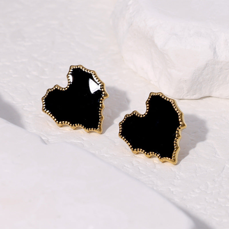 Orecchini a perno geometrici minimalisti in acciaio inossidabile placcati oro 18 carati, acciaio al titanio ipoallergenico, con accento a cuore, finitura elegante di lusso retrò