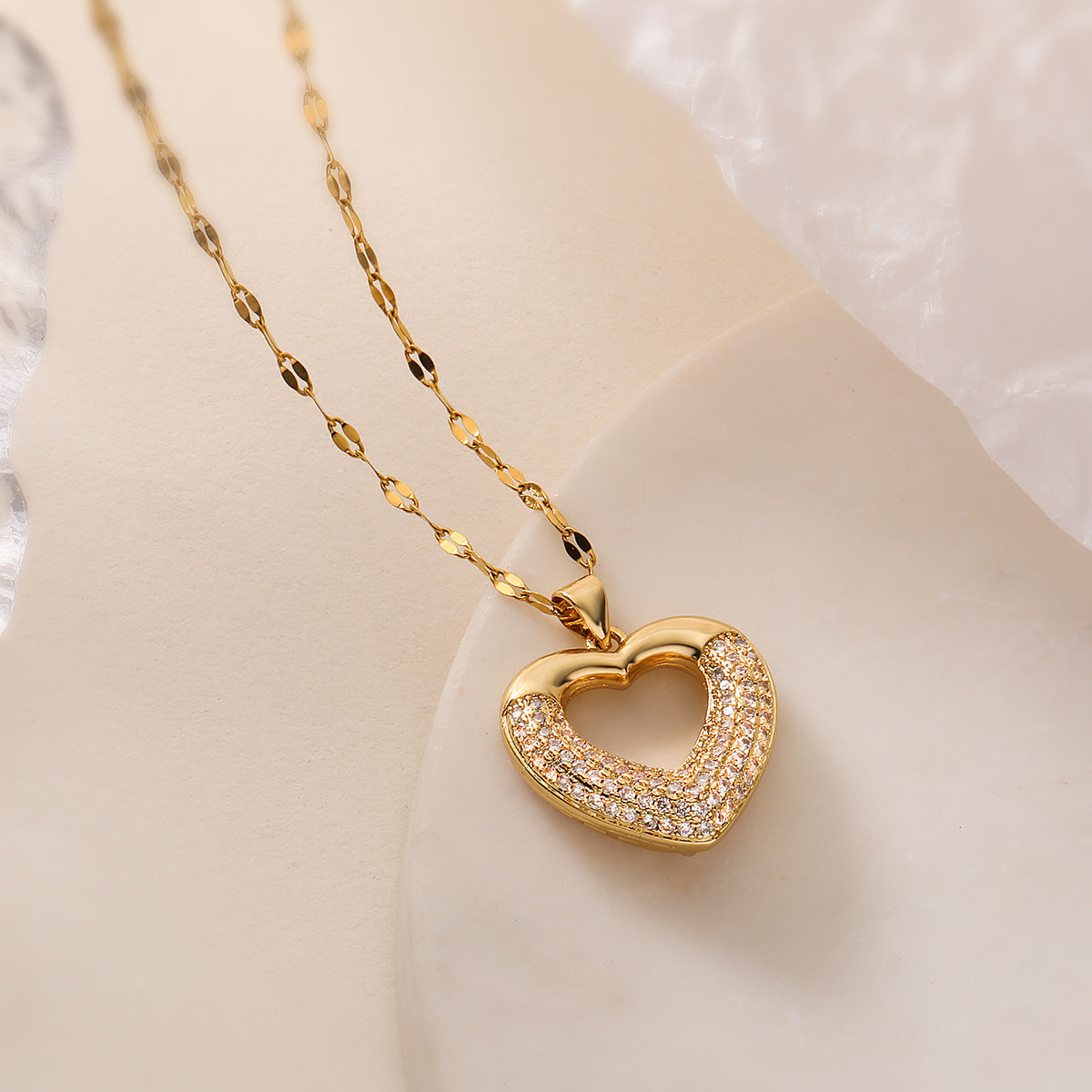 Collana con ciondolo a cuore minimalista in rame placcato oro 18 carati e intarsio in zircone per donna