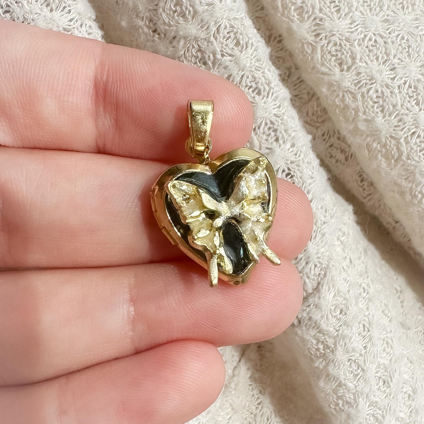 Colgante con dije de barra de aceite por goteo de mariposa y corazón de latón chapado en oro de 18 quilates vintage