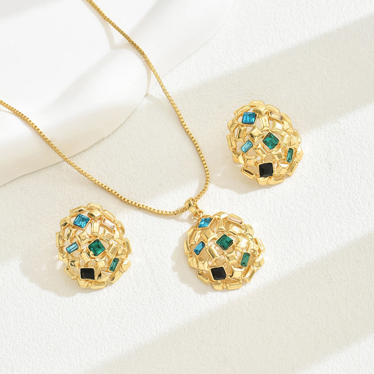Juego de collar y aretes geométricos minimalistas de cobre con incrustaciones de pedrería, bañados en oro de 18K