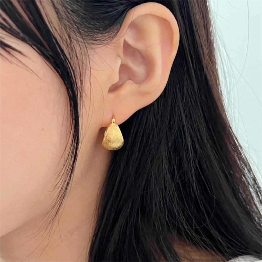 Orecchini a cerchio minimalisti in argento sterling 925 a forma di lettera con finitura lucida e delicata texture a filo