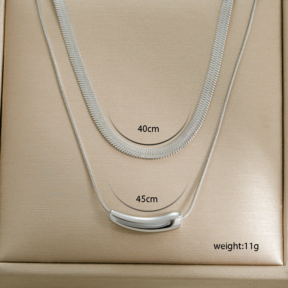 Collana corta a strati in acciaio inossidabile placcato con ciondolo a rosa floreale minimalista da donna con catena a lama