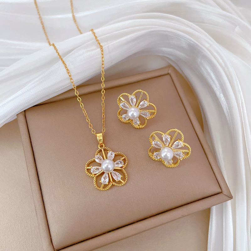 Elegante Set Collana e Orecchini da Donna a Cinque Fiori in Acciaio al Titanio con Intarsio di Strass e Design Vuoto