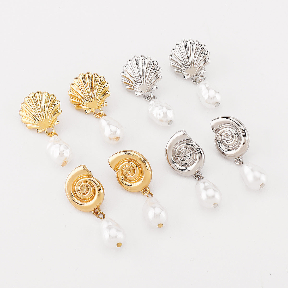 Orecchini da donna con conchiglie geometriche e perle stile vintage con base in lega e finitura ispirata agli strass