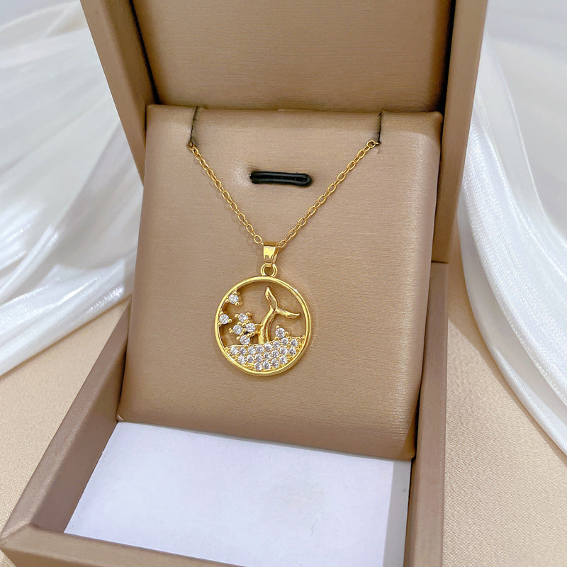 Elegante collar con colgante de cola de sirena con salpicaduras de agua para mujer con incrustaciones de diamantes de imitación en cadena de acero de titanio de forma geométrica