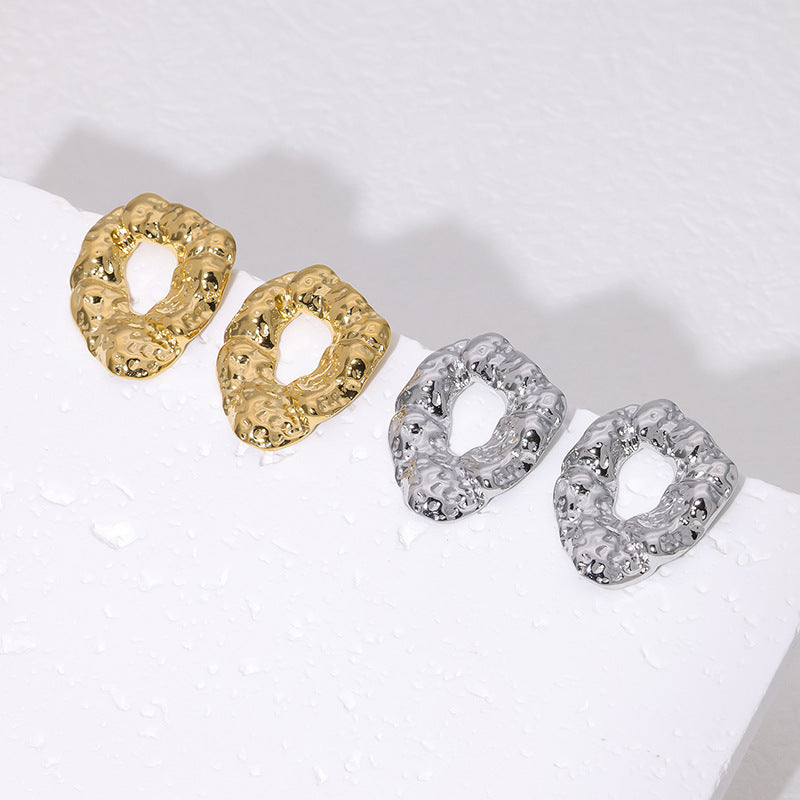 Orecchini a perno da donna minimalisti in acciaio inossidabile con texture irregolare martellata e placcatura in oro 18 carati
