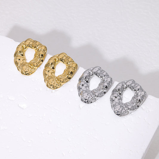 Orecchini a perno da donna minimalisti in acciaio inossidabile con texture irregolare martellata e placcatura in oro 18 carati