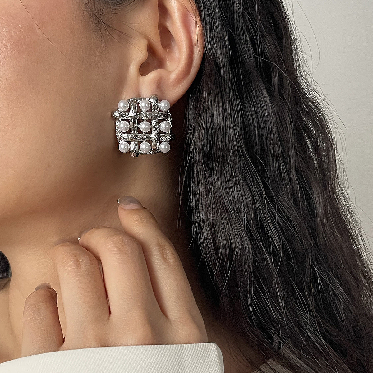 Elegantes Pendientes de Aro Geométricos Estilo Hepburn de Aleación con Incrustaciones de Perlas y Diseño Calado Tejido