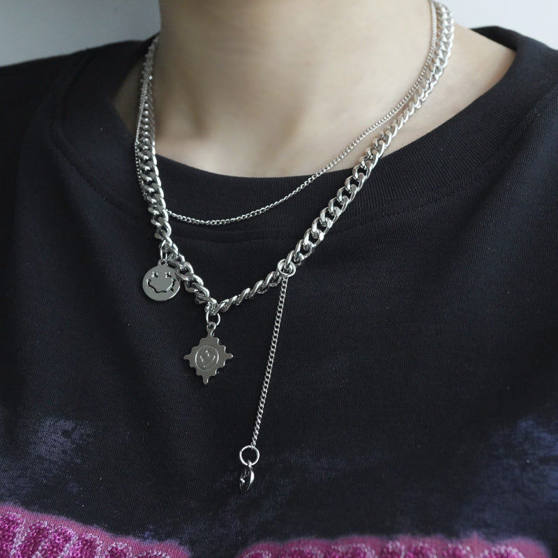 Collar con colgante geométrico minimalista atrevido con cadena de doble capa y detalles de borla en acero de titanio con acabado chapado