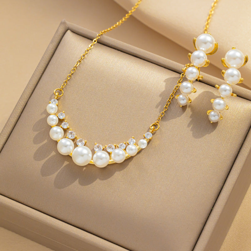 Collana con Pendente Minimalista Geometrico e Perle per Donna in Acciaio al Titanio con Finitura Galvanizzata e Accenti di Perle d'Acqua Dolce